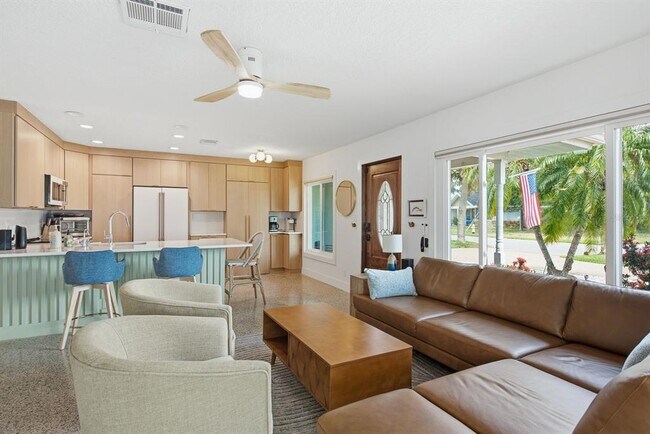 Building Photo - 580 Baywood Dr N