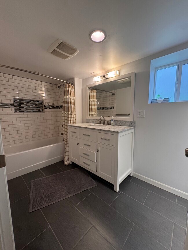 Building Photo - 919 25th Ave