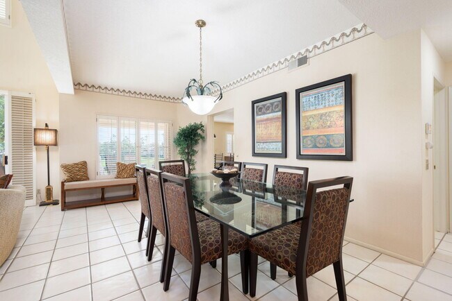 Building Photo - 260 Vista Royale Cir E