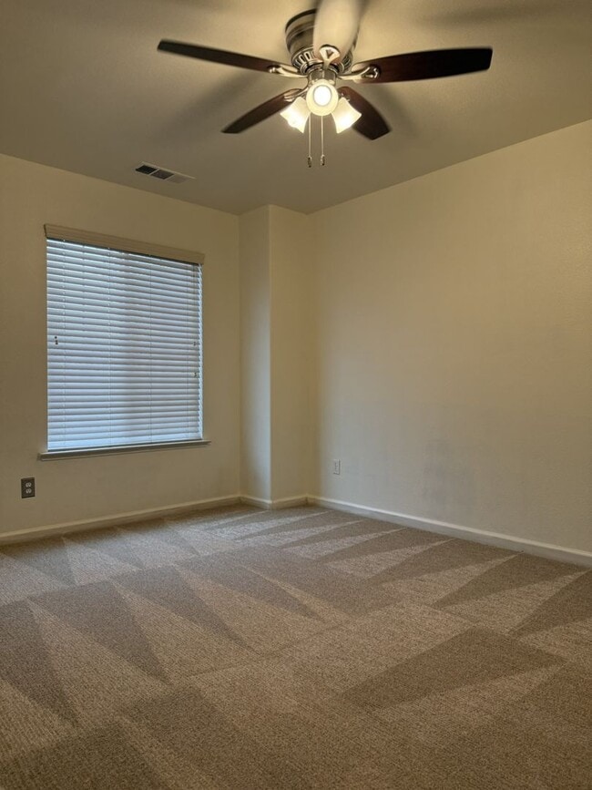 Building Photo - Lovely 5/3 with a desirable downstairs bedroom.