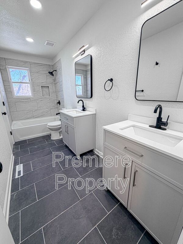 Building Photo - 705 NW Buckingham Pl