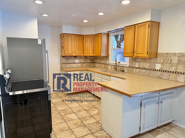 Building Photo - 3 bed 2 bath house - 1 car garage - PET FRIENDLY