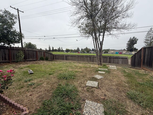 Building Photo - Lynn Ave Duplex