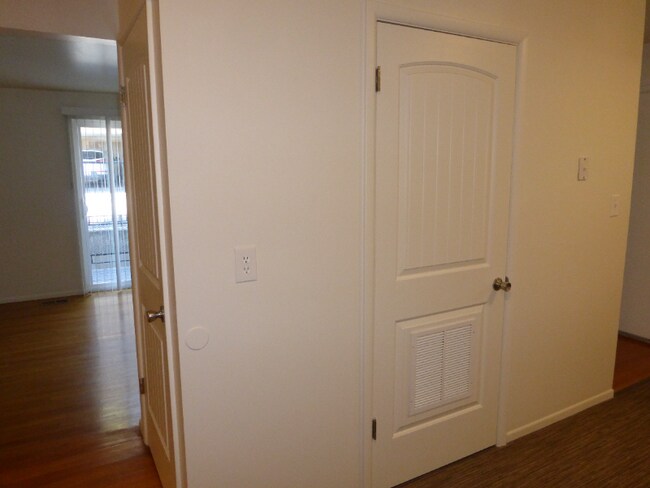 Building Photo - 475 N St E