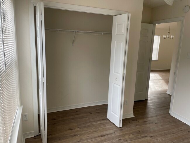 Building Photo - 808 Crystal Wells Ct S