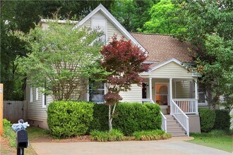 Building Photo - Cozy 4 Bed, 3 Bath Home Near Downtown Opelika!