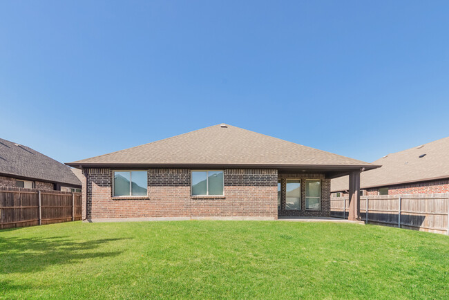 Building Photo - Bright Brick Home in Aubrey, TX