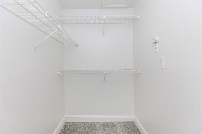 Building Photo - 15615 Blue Ash Dr
