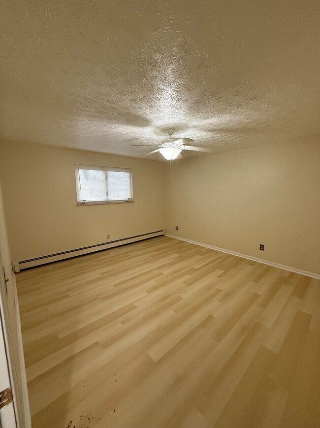 Building Photo - Excellent Location! Canfield, 2 Bedroom Re...