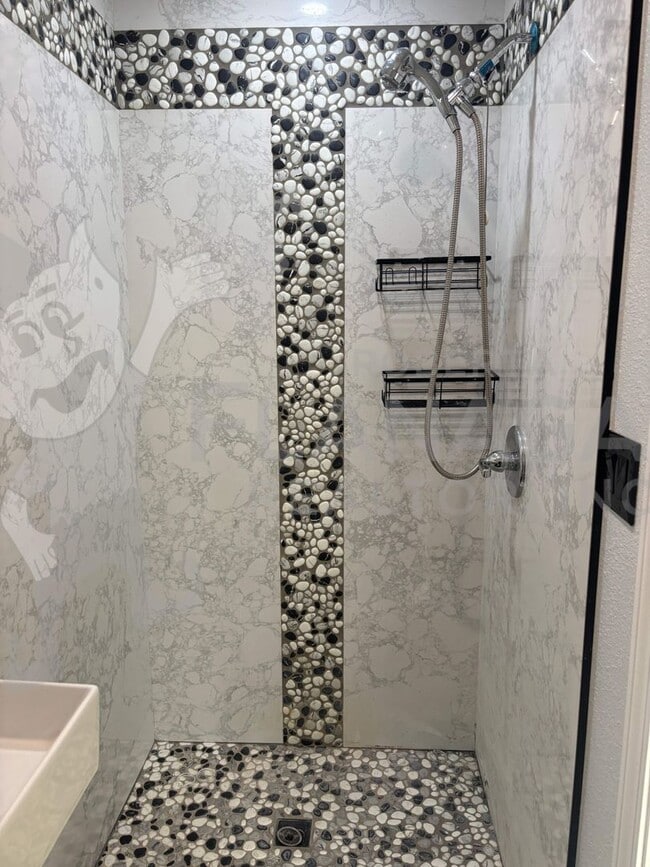 Building Photo - 3 Bedroom/ 2 Bathroom Home