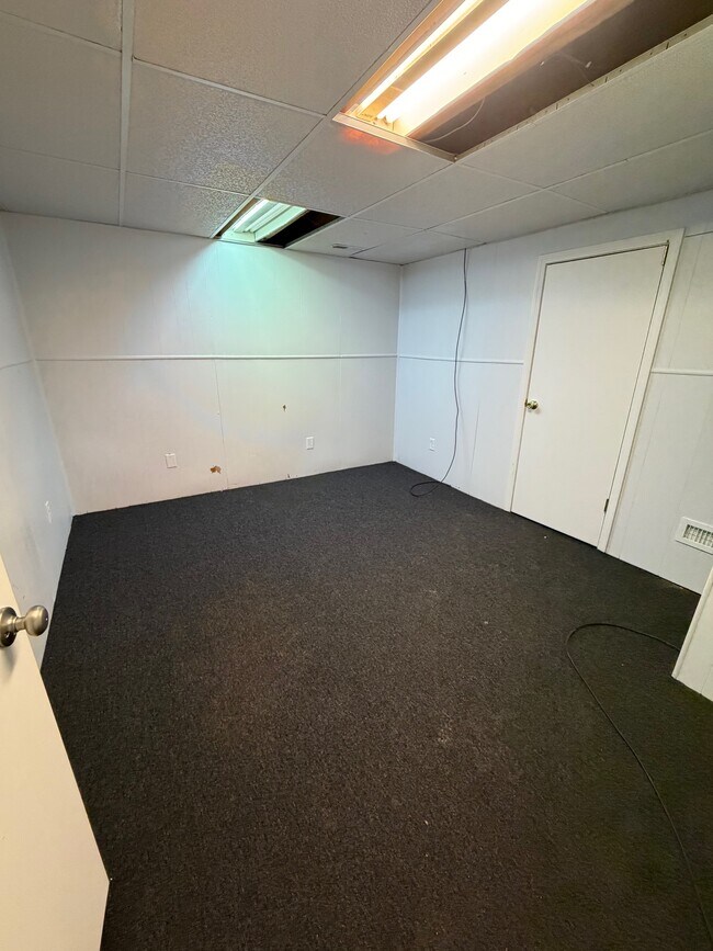 Building Photo - 618 Christopher St