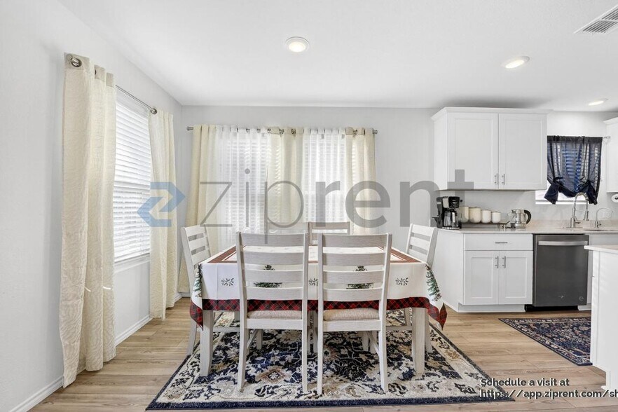 Building Photo - 2301 Vlg Crk Ln