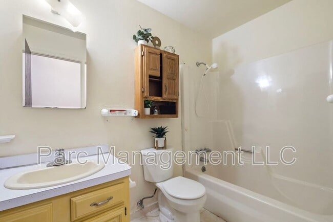 Building Photo - 2076 Harned St