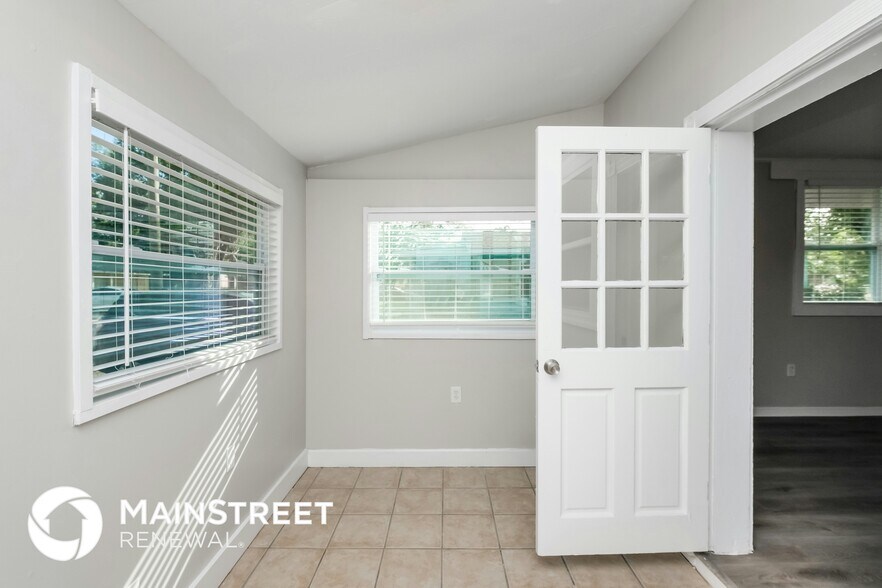 Building Photo - 4007 E Osborne Ave