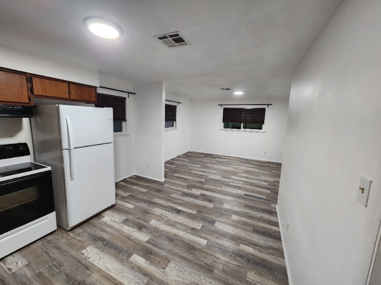 Building Photo - 5900 S Sunset Ave