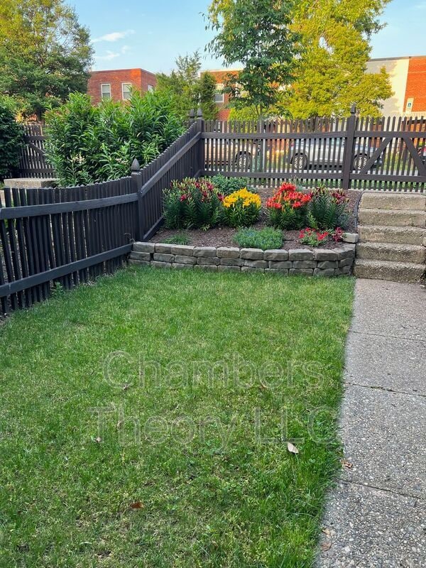 Building Photo - 629 S Henry St