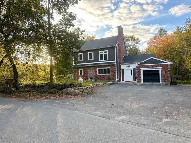 Building Photo - 125 Maple St