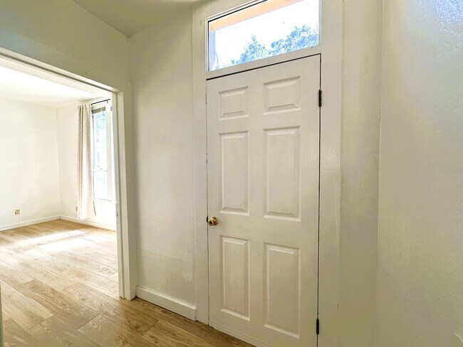 Building Photo - 402 Ormsby Ln
