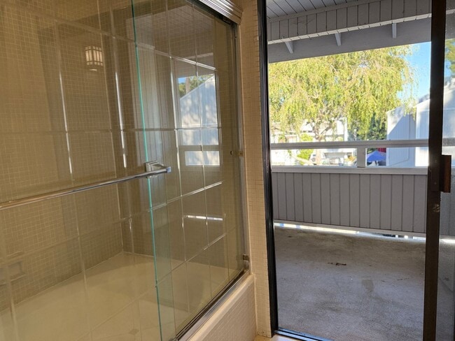 Building Photo - Newport Crest 2 Bedroom Townhouse / Newport Beach