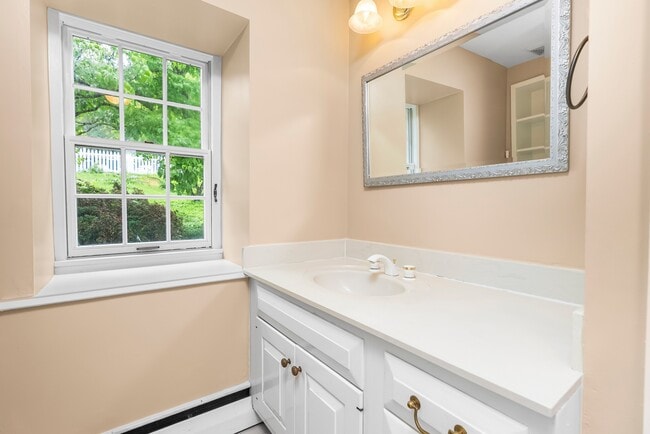 Building Photo - 607 E Wheel Rd