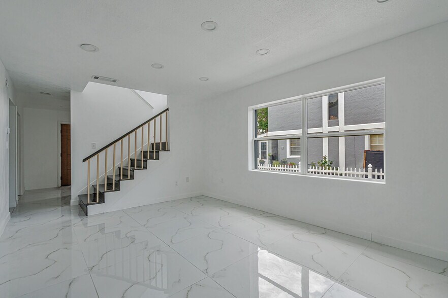 Building Photo - 2066 San Marino Way N
