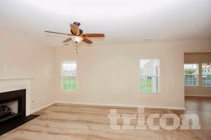 Building Photo - 2037 Silverton Cir