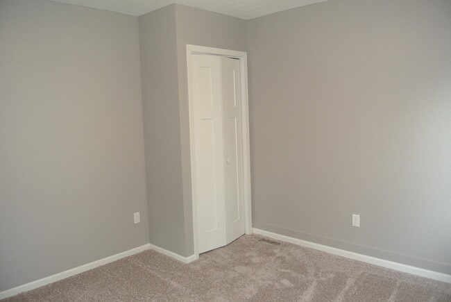 Building Photo - 2 Bedroom House!