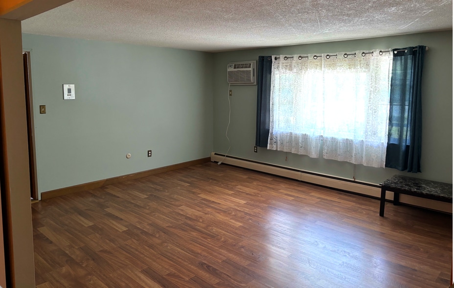 Building Photo - 206 Rock St