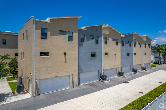 Building Photo - Uptown Kenwood