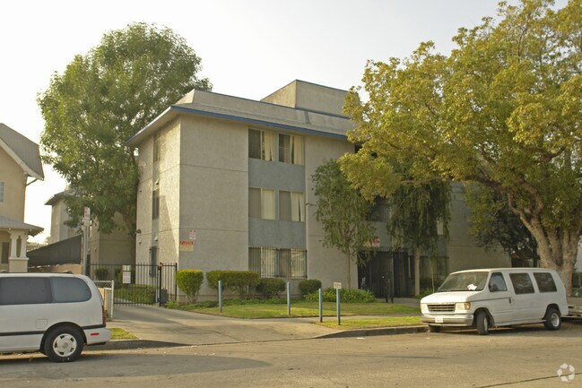 Primary Photo - 1823 S St Andrews Pl