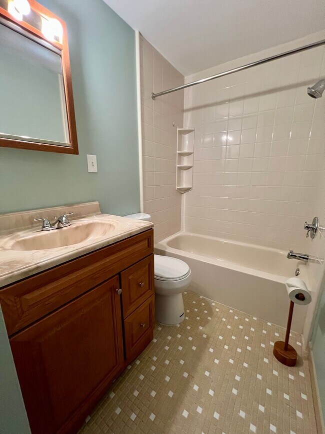 Building Photo - Stunning 3-Bedroom Townhome in Powelton Village! Available mid-August!