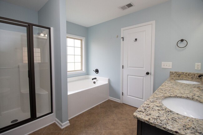 Building Photo - Elegant All-Brick 4 Bedroom Home on a Quie...