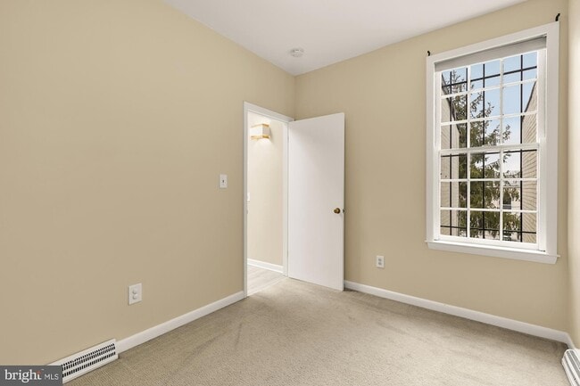 Building Photo - 650 E Street NE Unit A