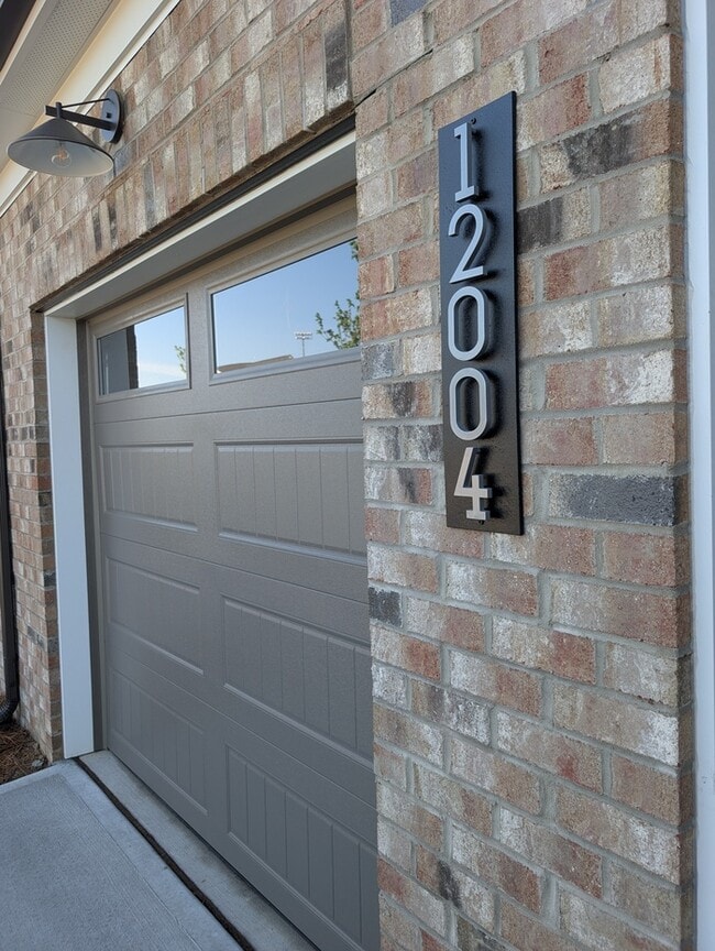 Building Photo - 12004 Oak St