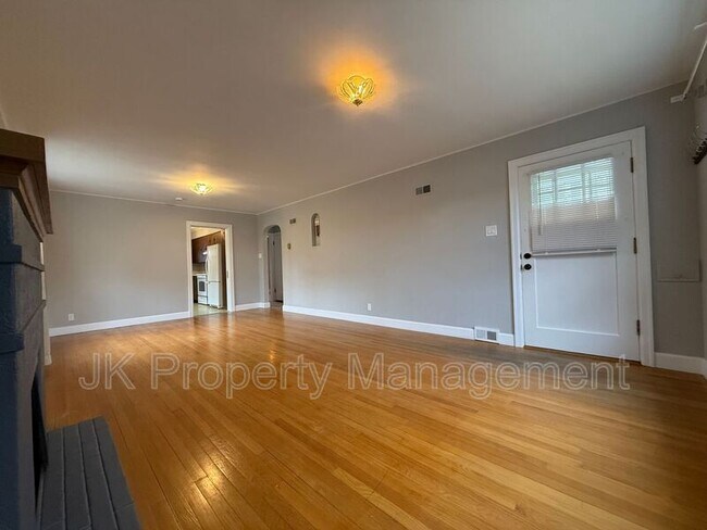 Building Photo - 115 16th St N