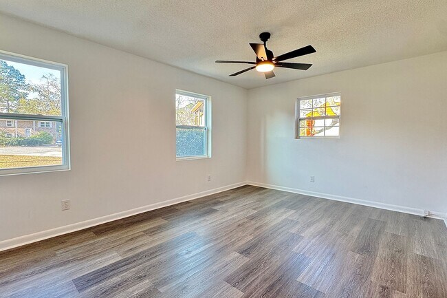 Building Photo - AVAILABLE NOW! (Pet Friendly)