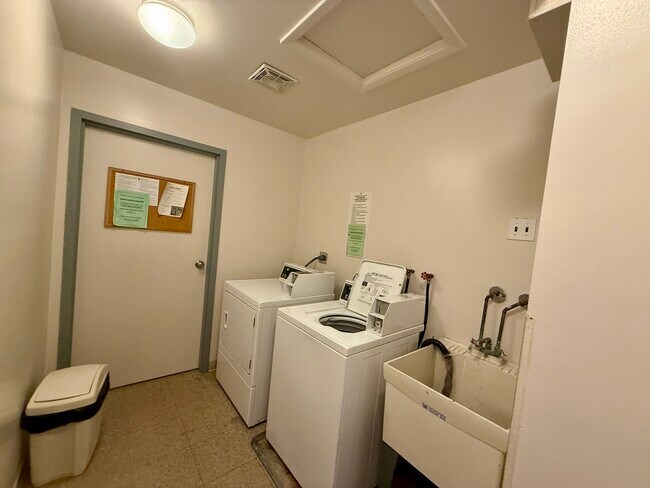 Building Photo - 3026 Roberts Dr