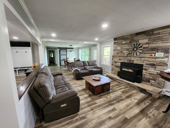 Building Photo - 640 Fairview Heights