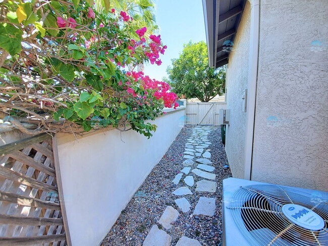 Building Photo - End unit 4 Bedroom House Available Now in ...