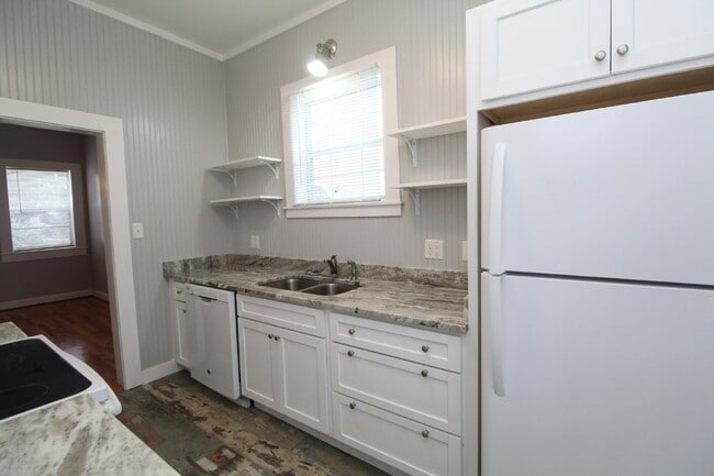 Building Photo - Charming 2-Bedroom Cottage Near Downtown P...