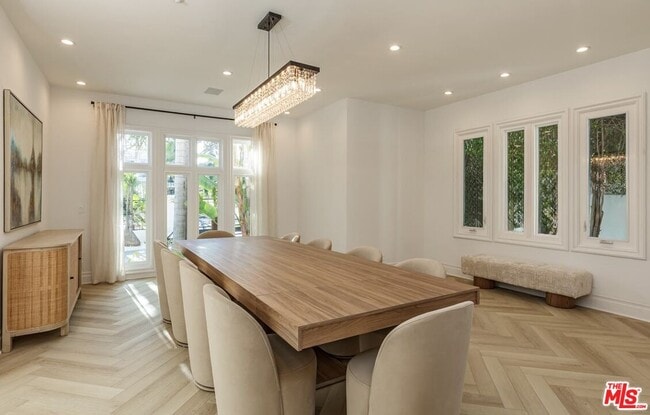 Building Photo - 504 Elm Dr