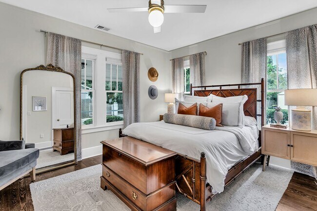 Building Photo - Completely Renovated Charming - 3 bedroom 2 bathroom home - 1108 Bonventure Rd, Savannah GA