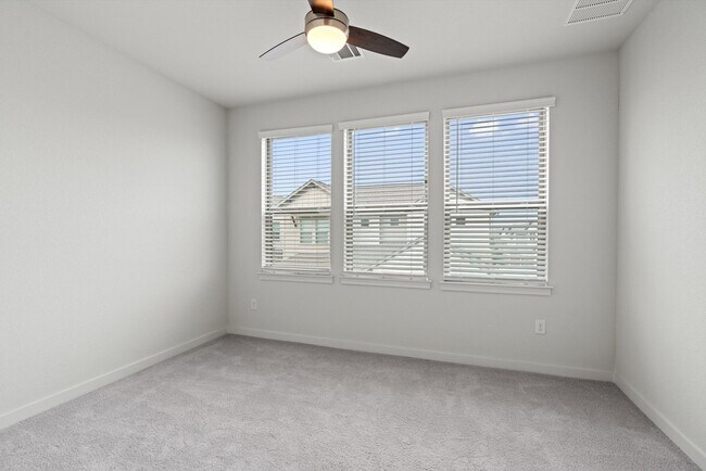 Building Photo - Spacious 3 Bedroom Townhome in Gated Community