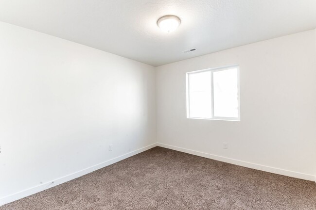 Building Photo - Remodeled Vineyard Townhome w/ 2 Car Garage