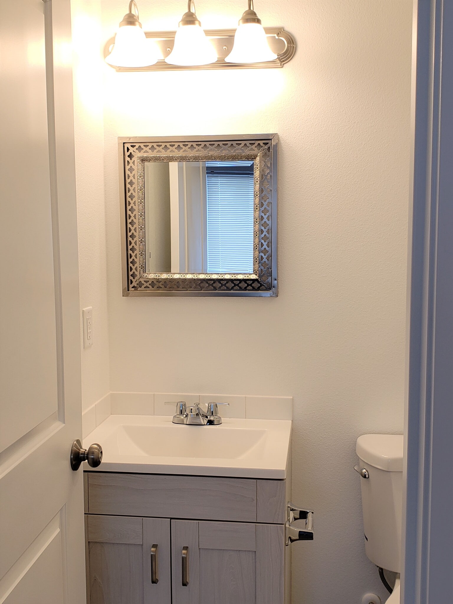 bathrooom - 814 N 2nd St