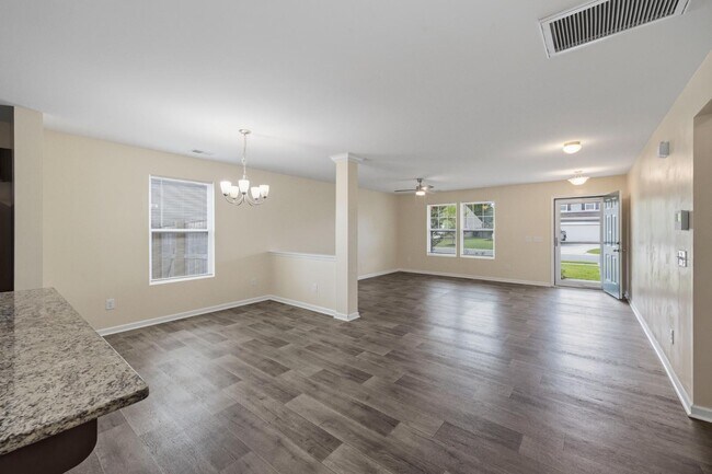 Building Photo - 442 Thoroughbred Dr