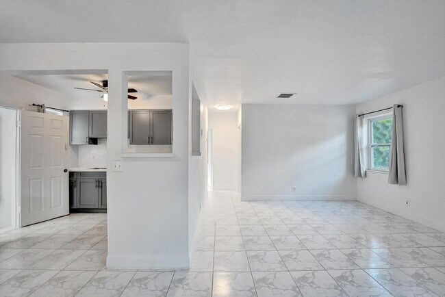 Building Photo - 1836 SW 9th Ave