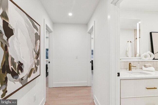 Building Photo - 30 W Allens Ln