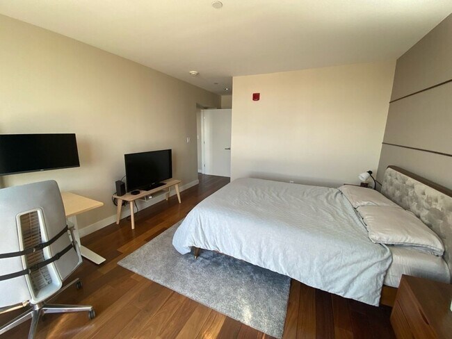 Building Photo - Spacious 2 bed 2 bath!