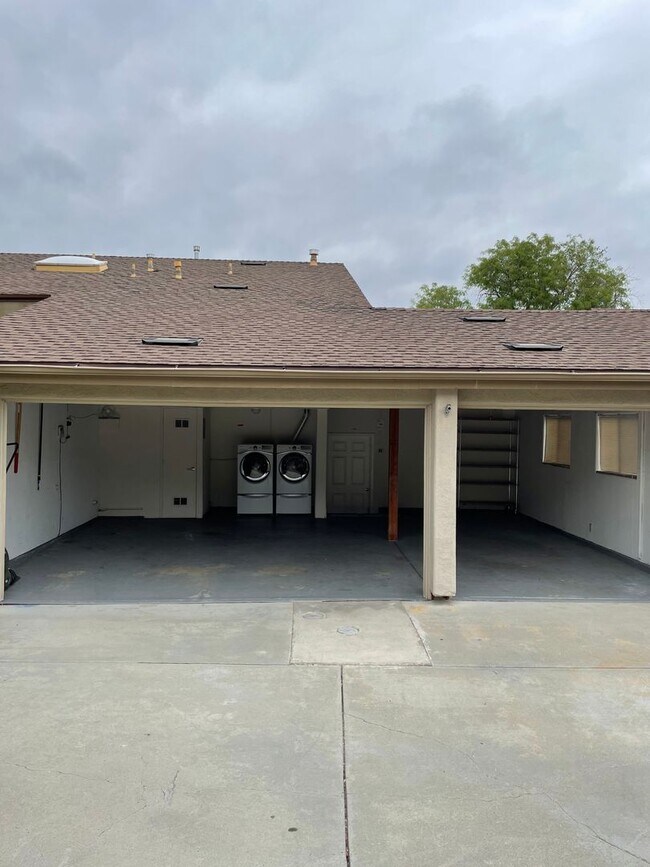 Building Photo - Large Fletcher Hills Home With 3 car Garag...